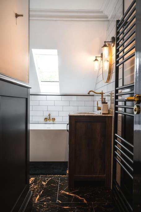 The West End Loft - 5* Retreat - Private Parking! Lejlighed Glasgow Eksteriør billede